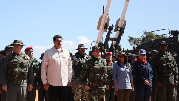 Nicolás Maduro, presidente de Venezuela, durante unos ejercicios militares en Venezuela - Sputnik Brasil