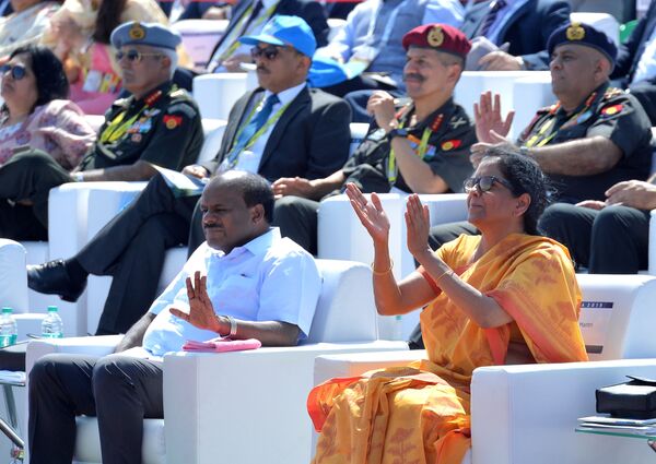 Ministra da Defesa da Índia, Nirmala Sitharaman, aplaude na inauguração da exposição Aero India 2019 em Bangalore - Sputnik Brasil