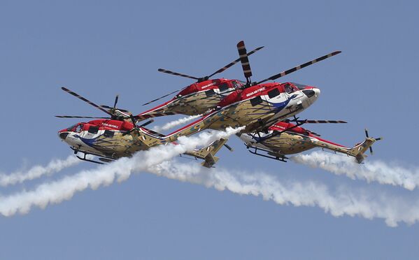 Helicópteros Dhuv da Força Aérea da Índia em manobras de pilotagem durante abertura da exposição Aero India 2019 em Bangalore - Sputnik Brasil