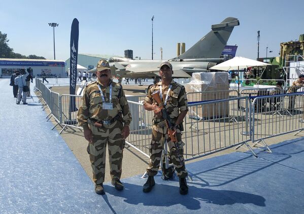 Guardas indianos tiram foto com caça Rafale na exposição Aero India 2019 em Bangalore - Sputnik Brasil