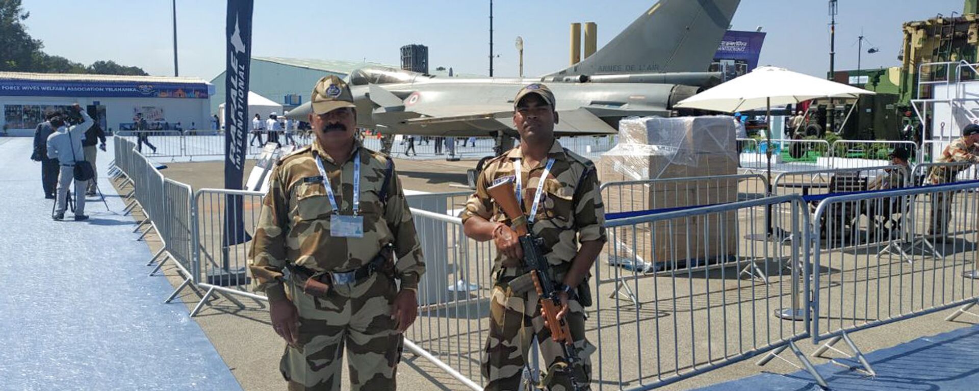 Guardas indianos tiram foto com caça Rafale na exposição Aero India 2019 em Bangalore - Sputnik Brasil, 1920, 28.09.2022