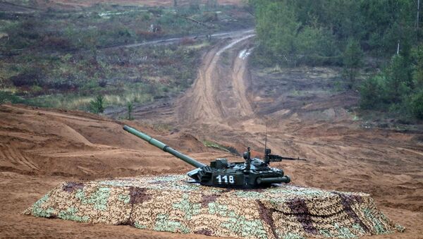 Tanque T-90M camuflado (foto de arquivo) - Sputnik Brasil