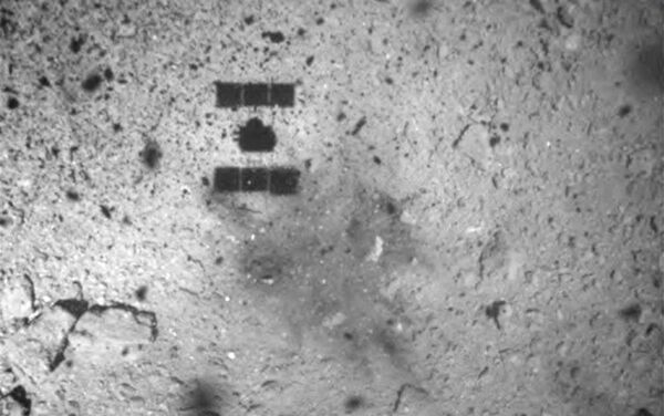 Espaçonave Hayabusa 2 vista após pouso na superfície do asteroide Ryugu - Sputnik Brasil