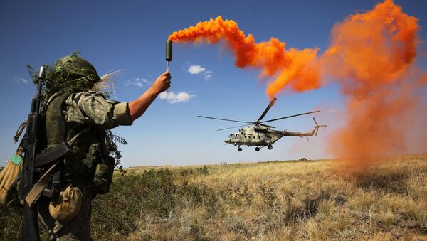 Um militar participa de exercícios táticos do Distrito Militar Sul na região de Volgogrado - Sputnik Brasil