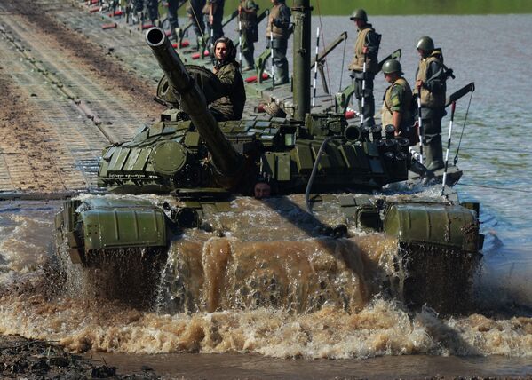Tanque T-72 superando obstáculos aquáticos durante manobras na região russa de Primorie, 2017 - Sputnik Brasil