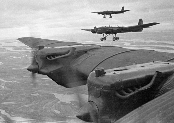 Bombardeiros pesados Tupolev TB-3 em missão aérea durante os exercícios realizados em 1936 e 1937 - Sputnik Brasil