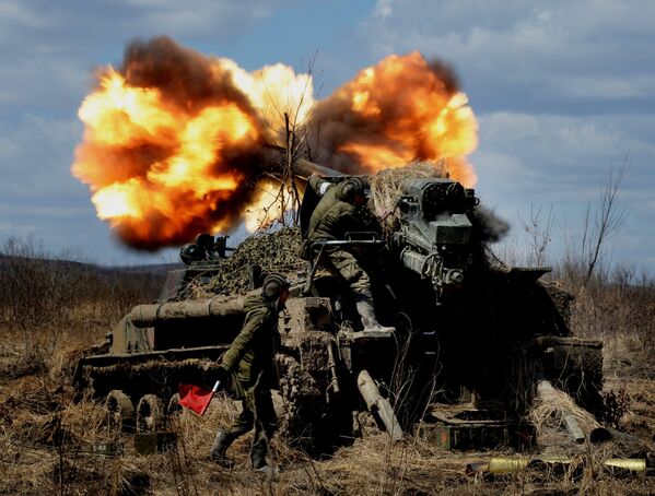 Canhão autopropulsado 2S5 Giatsint-S dispara contra alvos de um inimigo virtual no âmbito das manobras táticas no Distrito Militar Oriental, na região de Primorie, 2016 - Sputnik Brasil