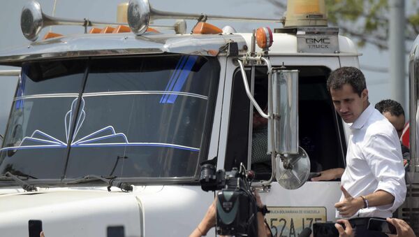 O líder da oposição venezuelana, Juan Guaido, dá sinal de ok da lateral de um caminhão que transportava ajuda humanitária. - Sputnik Brasil