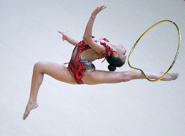 Ginasta russa Dina Averina executa exercícios com arco na final do programa individual de ginástica rítmica no Grand Prix de Moscou - Sputnik Brasil