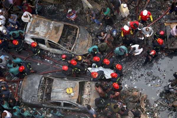 Equipe de resgate trabalha no lugar onde um armazém foi atingido pelo fogo em Daca, capital de Bangladesh - Sputnik Brasil