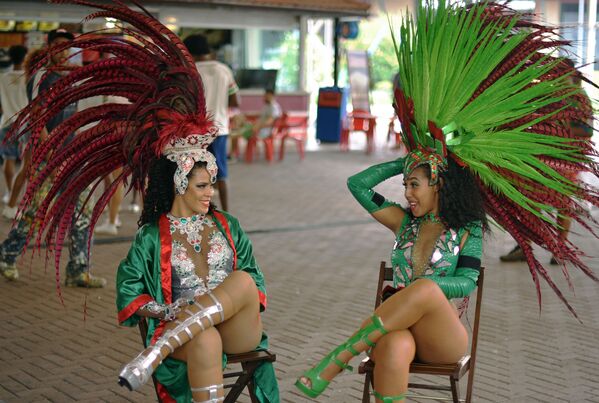 Dançarinas da escola de samba do Rio Grande conversam durante um intervalo dos ensaios no Rio de Janeiro - Sputnik Brasil