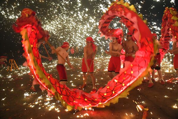 Artistas populares realizam dança do dragão durante o Festival de Lanternas na cidade chinesa de Anshan - Sputnik Brasil