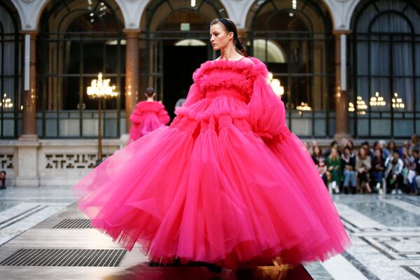 Modelos apresentam a nova coleção da marca Molly Goddard na Semana de Moda em Londres - Sputnik Brasil
