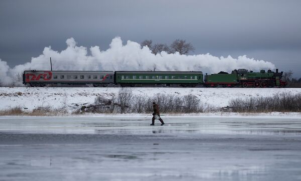 Locomotiva a vapor passa diante da cidade de Ostashkov, na região russa de Tver - Sputnik Brasil