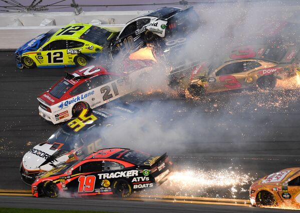 Grande acidente de automóveis em que estiveram envolvidos 21 carros durante a corrida NASCAR na Flórida - Sputnik Brasil