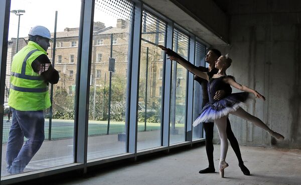 Um empregado observa os dançarinos na Escola Central de Balé em Londres - Sputnik Brasil