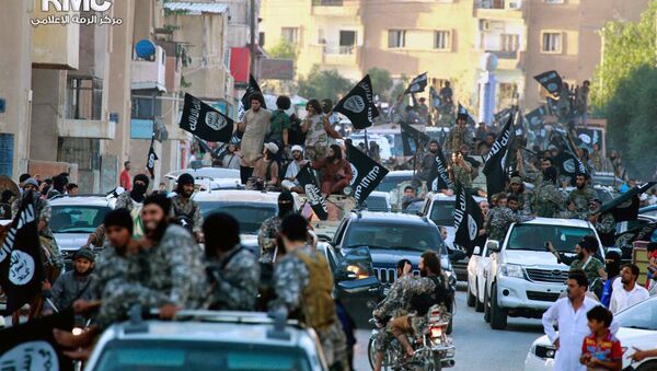 Combatentes do grupo do Estado Islâmico desfilam em Raqqa, norte da Síria. - Sputnik Brasil