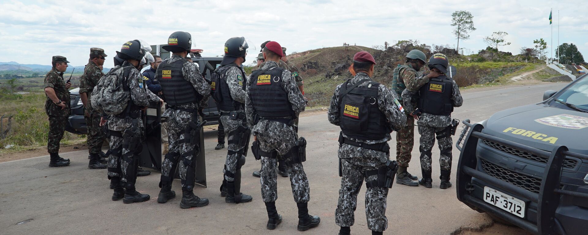 Agentes da Força Nacional estabelecem zona de segurança após tumulto na fronteira entre Brasil e Venezuela - Sputnik Brasil, 1920, 10.06.2022