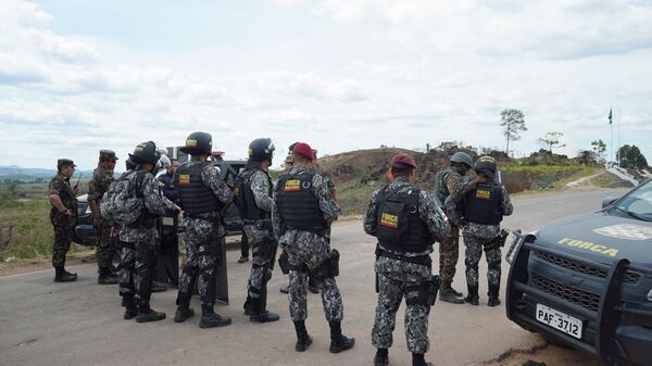 Agentes da Força Nacional estabelecem zona de segurança após tumulto na fronteira entre Brasil e Venezuela - Sputnik Brasil