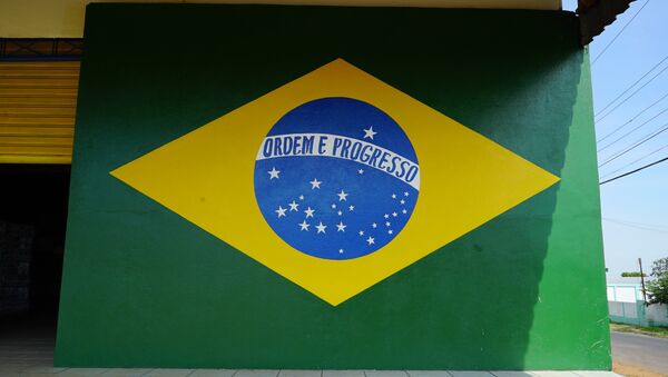 Parede pintada com as cores da bandeira do Brasil em um estabelecimento da cidade de Pacaraima, em Roraima - Sputnik Brasil