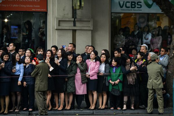 Vietnamitas se reúnem na estação da cidade de Dong Dang para ver a chegada do líder norte-coreano - Sputnik Brasil
