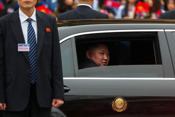 Kim Jong-un está sentado no automóvel depois de chegar ao Vietnã para a cúpula com o presidente dos EUA, Donald Trump - Sputnik Brasil