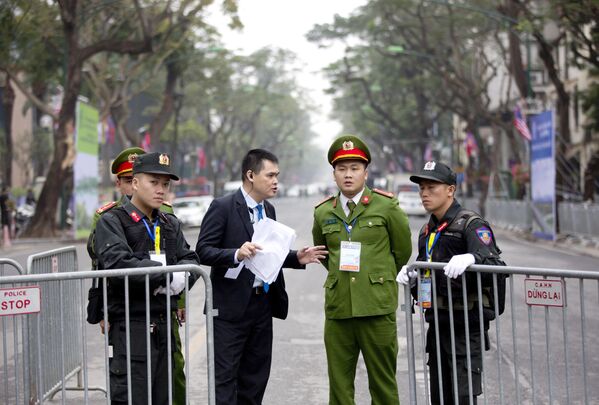 Agentes de segurança perto do Melia Hotel em Hanói, onde Kim Jong-un poderá ficar hospedado - Sputnik Brasil