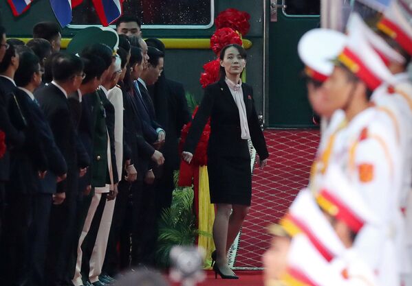 Kim Yo Jong, irmã do líder norte-coreano Kim Jong-um, e o diretor do Comitê Central do Partido dos Trabalhadores da Coreia na plataforma da estação na cidade vietnamita de Dong Dang - Sputnik Brasil