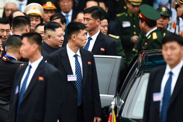 Líder norte-coreano Kim Jong-un rodeado por seguranças na estação de Dong Dang - Sputnik Brasil