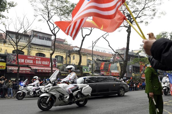 Cortejo de carros transporta Kim Jong-un pelas ruas de Hanói, Vietnã - Sputnik Brasil