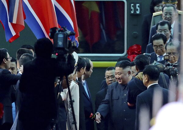 Kim Jong-un é acolhido pelos vietnamitas na estação de Dong Dang, em 26 de fevereiro de 2019 - Sputnik Brasil