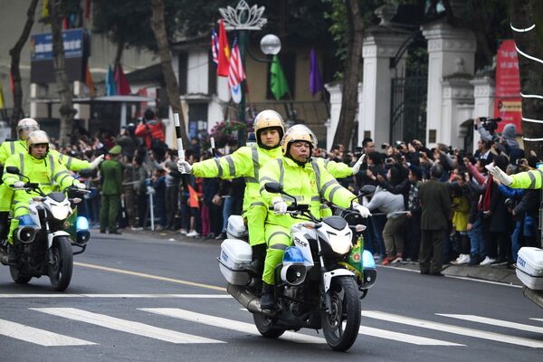 Policiais vietnamitas escoltam o carro de Kim Jong-un em Hanói - Sputnik Brasil