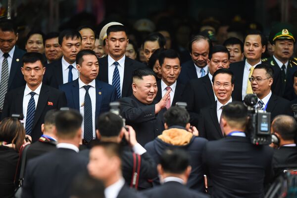 O líder norte-coreano Kim Jong-un na estação da cidade vietnamita de Dong Dang depois de atravessar a fronteira da China com o Vietnã, em 26 de fevereiro de 2019 - Sputnik Brasil