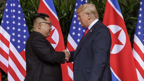 U.S. President Donald Trump shakes hands with North Korea leader Kim Jong Un at the Capella resort on Sentosa Island Tuesday, June 12, 2018 in Singapore.  - Sputnik Brasil