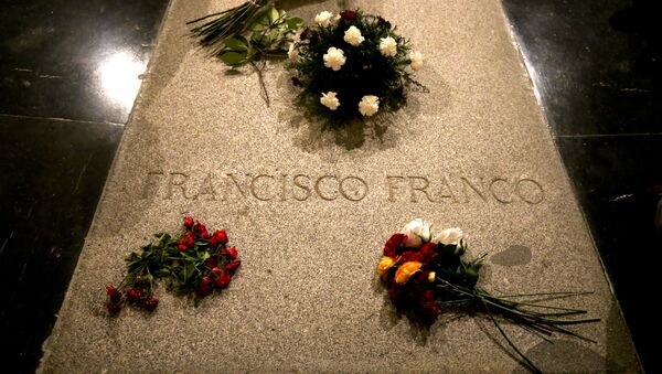 Flower are placed on the tomb of former Spanish dictator Francisco Franco - Sputnik Brasil