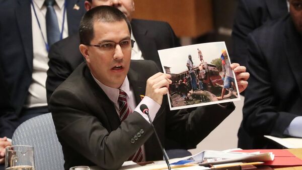Jorge Arreaza, ministro das Relações Exteriores da Venezuela, segura retrato durante reunião do Conselho de Segurança das Nações Unidas sobre a situação na Venezuela, em Nova York, EUA, 26 de fevereiro de 2019 - Sputnik Brasil