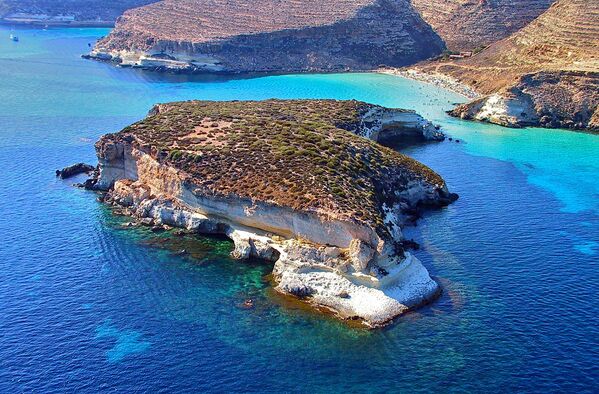 Praia dos Coelhos é a sexta maior ilha da Sicília, na Itália, e fica em uma ilha remota no mar Mediterrâneo - Sputnik Brasil