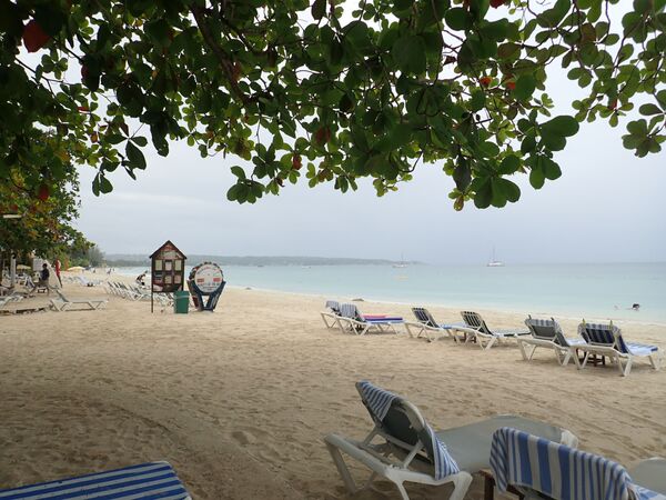 Seven Mile é uma praia de 11 km de areia dourada, com um cenário paradisíaco de águas azuis, situada na Jamaica - Sputnik Brasil