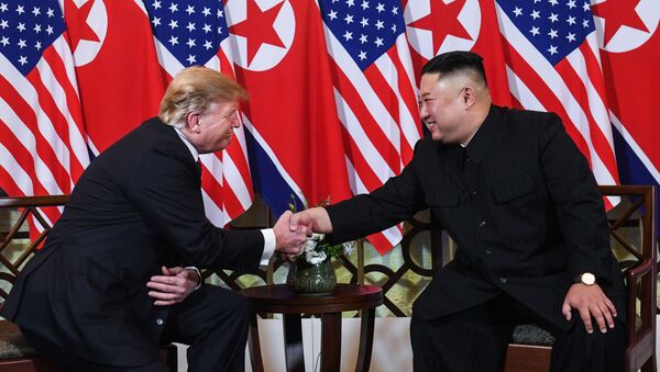 O presidente dos EUA Donald Trump e o líder norte-coreano Kim Jong-un apertam as mãos durante a reunião em Hanói, no Vietnã - Sputnik Brasil