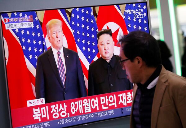 Um homem assiste em Seul à transmissão do encontro entre o presidente americano Donald Trump e o líder norte-coreano Kim Jong-un - Sputnik Brasil