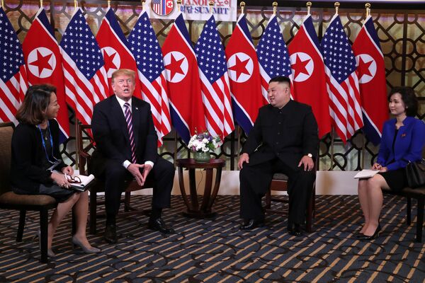O presidente dos EUA Donald Trump e o líder norte-coreano Kim Jong-un antes da reunião privada no âmbito da segunda cúpula dos dois líderes em Hanói - Sputnik Brasil