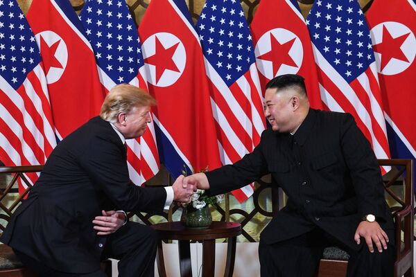 O presidente dos EUA Donald Trump e o líder norte-coreano Kim Jong-un apertam as mãos durante a reunião em Hanói, no Vietnã - Sputnik Brasil