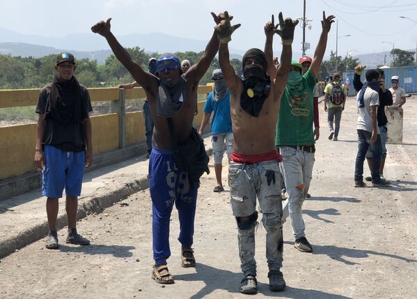 Manifestantes no lado colombiano da ponte Simón Bolívar - Sputnik Brasil