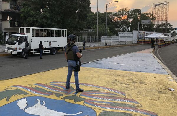 Militar venezuelano em posição na ponte Simón Bolívar - Sputnik Brasil