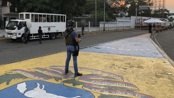 Militar venezuelano em posição, na ponte Simón Bolívar, que conecta a Venezuela com a Colômbia, na fronteira da cidade de San Antonio del Táchira. No dia 24 de fevereiro, apoiadores da oposição venezuelana tentaram atravessar a ponte ilegalmente, lançando pedras e coquetéis molotov contra os militares - Sputnik Brasil