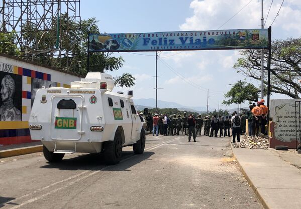 Veículo da Guarda Nacional venezuelana reforça a ponte Simón Bolívar - Sputnik Brasil