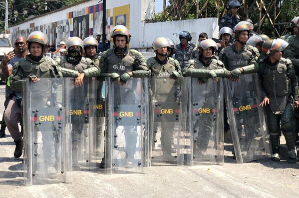 Militares venezuelanos fazem cordão de isolamento na ponte Simón Bolívar - Sputnik Brasil