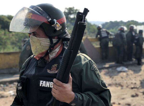 Militar da Guarda Nacional venezuelana guarda posição na ponte Simón Bolívar - Sputnik Brasil