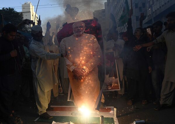 Participantes de manifestação anti-indiana em Carachi queimam o retrato do primeiro-ministro da Índia, Narendra Modi - Sputnik Brasil