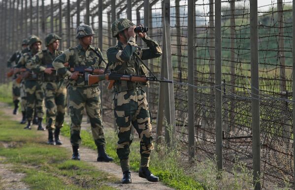 Soldados indianos patrulham a fronteira com o Paquistão no setor Ranbir Singh Pora, em 26 de fevereiro de 2019 - Sputnik Brasil